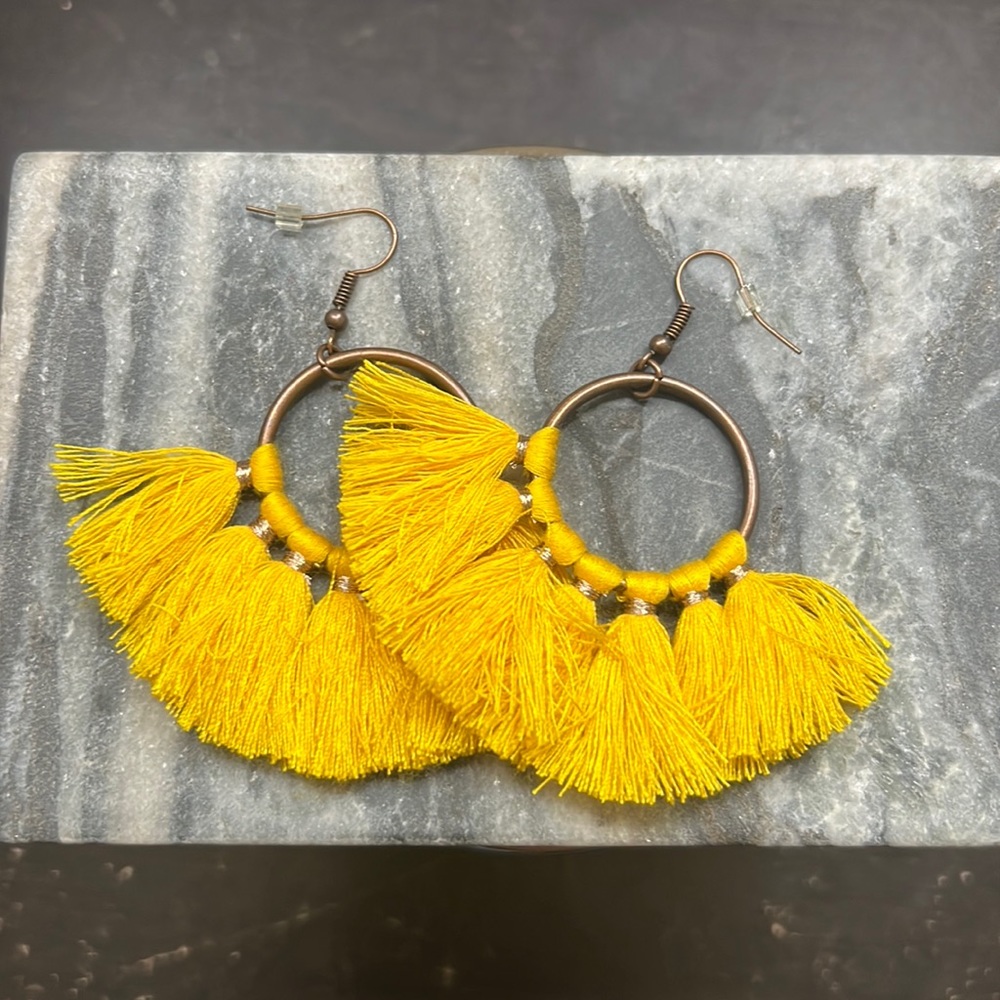 cute yellow earring!!